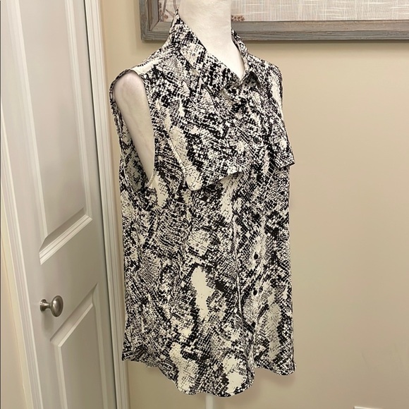 Worthington Black and White Sleeveless Button Down Shirt Front Pockets - Picture 4 of 16